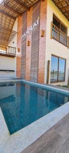 basen przed budynkiem w obiekcie Flat Manaí 02 w mieście Maraú