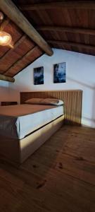 łóżko w pokoju z dwoma zdjęciami na ścianie w obiekcie Flat Manaí 02 w mieście Maraú