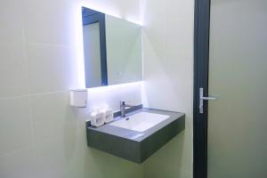 une salle de bain avec un lavabo et un miroir dans l'établissement Kem house 1- Venuestay, à Da Thien 25 autres photos