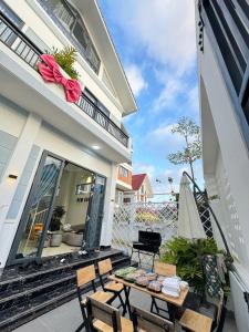 un balcon d'une maison avec une table et des chaises dans l'établissement Kem house 1- Venuestay, à Da Thien