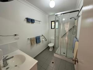 ein Badezimmer mit Dusche, Waschbecken und Toilette in der Unterkunft Balgal Beach Units in Rollingstone + 31 Fotos