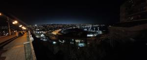 une vue d'une ville la nuit dans l'établissement Alojamiento Yanira, à Valparaíso