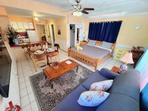 ein Wohnzimmer mit einem blauen Sofa und einem Tisch in der Unterkunft Sinclair Boutique Hotel in Hollywood