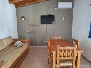 Μια τηλεόραση ή/και κέντρο ψυχαγωγίας στο Cabañas Las Glicinas