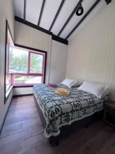 Postel nebo postele na pokoji v ubytování Chalé Azul da Praia