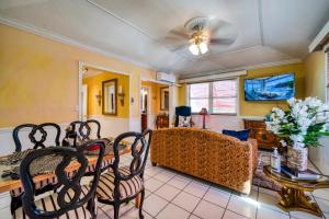 ein Esszimmer und ein Wohnzimmer mit Tisch und Stühlen in der Unterkunft Sinclair Boutique Hotel in Hollywood