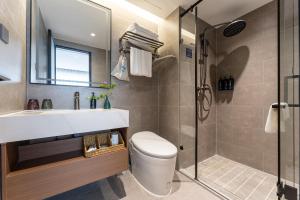 a bathroom with a toilet and a sink and a shower at Bernard Hotel Putian Xinghuafu Historical and Cultural Street Branch in Putian +21 photos
