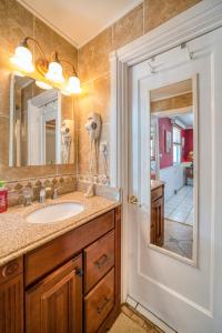 ein Badezimmer mit Waschbecken und Spiegel in der Unterkunft Sinclair Boutique Hotel in Hollywood