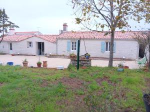 Zahrada ubytování Maison familiale au centre du bourg, animaux sur demande - FR-1-476-251