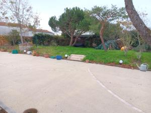 Zahrada ubytování Maison familiale au centre du bourg, animaux sur demande - FR-1-476-251