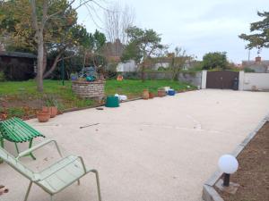 Tenis a/nebo squash v ubytování Maison familiale au centre du bourg, animaux sur demande - FR-1-476-251 nebo okolí