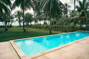 Bazén v ubytování Villa Madu Mentawai nebo v jeho okolí