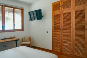 TV a/nebo společenská místnost v ubytování Villa Madu Mentawai