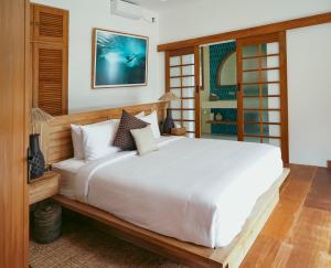Postel nebo postele na pokoji v ubytování Villa Madu Mentawai + 41 fotografií