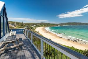 einen Balkon mit Blick auf den Strand in der Unterkunft The Shack in Seal Rocks