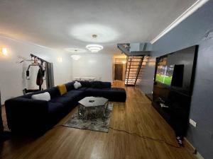 Μια τηλεόραση ή/και κέντρο ψυχαγωγίας στο Oceanic-Supreme Standard Spaces