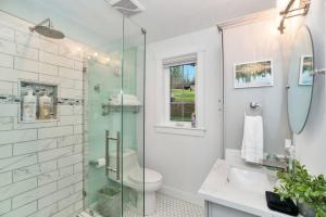 ein Badezimmer mit Toilette und Glasdusche in der Unterkunft Lakefront Escape with Fire Pit and Views in McKees Beach + 23 Fotos