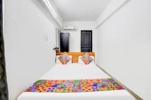 Ένα ή περισσότερα κρεβάτια σε δωμάτιο στο FabHotel Sai Executive