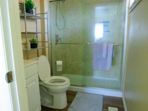 Et badeværelse på A Nice and Cozy Home in Fairborn