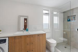 Ένα μπάνιο στο Bungalow on Hutton - Coastal Charm in Port Elliot +25 φωτογραφίες