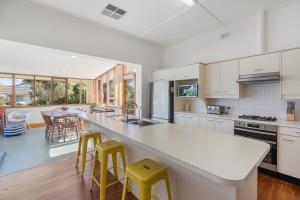 Η κουζίνα ή μικρή κουζίνα στο Bungalow on Hutton - Coastal Charm in Port Elliot