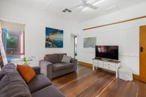 Μια τηλεόραση ή/και κέντρο ψυχαγωγίας στο Bungalow on Hutton - Coastal Charm in Port Elliot