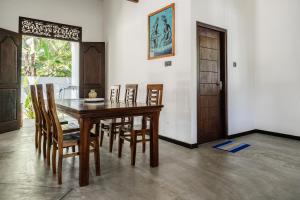 希克杜沃Villa Conch by Om的配有木桌椅的餐厅 更多37张照片