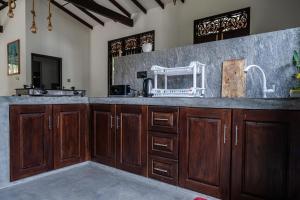 希克杜沃Villa Conch by Om的配有木质橱柜和台面的厨房