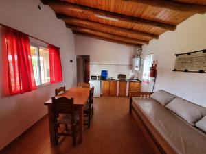 Χώρος καθιστικού στο Cabañas Las Glicinas