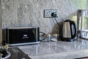 希克杜沃Villa Conch by Om的微波炉,坐在烤面包机旁的柜台上
