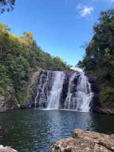 einem Wasserfall in der Mitte eines Wasserkörpers in der Unterkunft Chalés Refúgio nas montanhas in Guaratuba