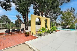 La alberca dentro o cerca de Shanghai Yinshu Courtyard Garden Hotel (Shanghai International Tourism Resort Jielong Village Branch)