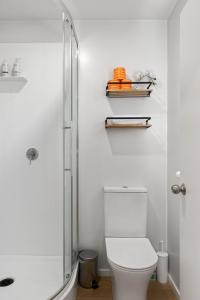 une salle de bain blanche avec douche et toilettes dans l'établissement Studio Unit 5 Mins Walk to CBD, à Gisborne 31 autres photos