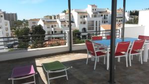 d'une terrasse avec une table et des chaises sur un balcon. dans l'établissement Apartamento Puerto Real, à Torremolinos