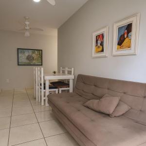 un salon avec un canapé et une table dans l'établissement Ludgero BLU MARE BC, à Balneário Camboriú