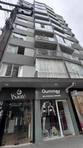 la façade d'un immeuble de grande hauteur abritant un magasin de vêtements dans l'établissement Ludgero BLU MARE BC, à Balneário Camboriú