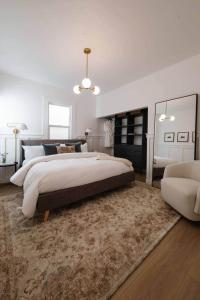 Giường trong phòng chung tại Historic Cottage + Modern Luxury • Walk to Capitol