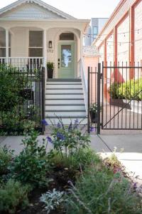 Vườn quanh Historic Cottage + Modern Luxury • Walk to Capitol