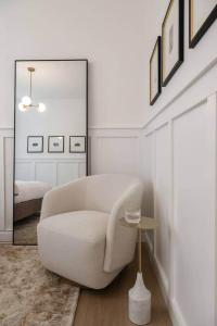 Khu vực ghế ngồi tại Historic Cottage + Modern Luxury • Walk to Capitol +68 ảnh