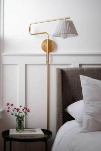 Giường trong phòng chung tại Historic Cottage + Modern Luxury • Walk to Capitol