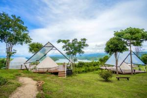 Peisaj natural din apropierea acestei cabane