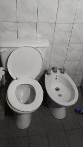 ein Badezimmer mit Toilette und Waschbecken in der Unterkunft Mangoré Cabaña 2 in La Granja + 6 Fotos