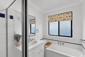 Koupelna v ubytování 4Bedroom Peaceful Springfield Home + 13 fotografií