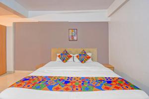 Postel nebo postele na pokoji v ubytování FabHotel Panchsheel Crown