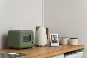 Η κουζίνα ή μικρή κουζίνα στο Beachfront Studio Steps to the Sand