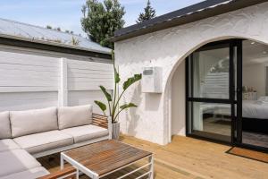 Αίθριο ή υπαίθριος χώρος στο Beachfront Studio Steps to the Sand