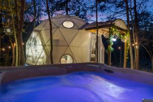 Bassein majutusasutuses Campfire Hollow või selle lähedal