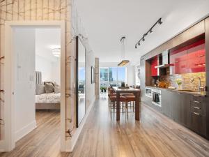 Una cocina o cocineta en The Ritz Suites - Downtown Toronto