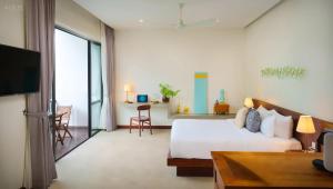 een hotelkamer met een bed en een woonkamer bij Gold Smith Residence in Siem Reap