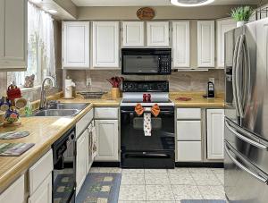 Kuchyň nebo kuchyňský kout v ubytování Roaring Fork Retreat home